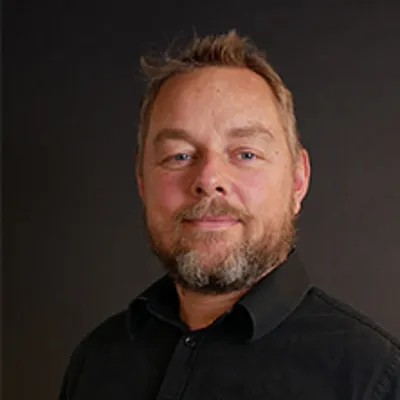 Pål Machulla, Executive Experience Director i Merkle Norge, holder foredrag om kunstig intelligens og brukeropplevelse på Vestfold Business Conference 2025.